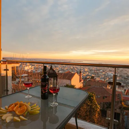 Stunning City View Apt & Parking Space At Old Town Apartment