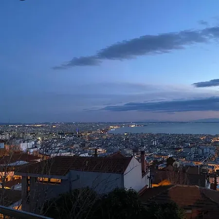 Stunning City View Apt & Parking Space At Old Town Thessaloniki