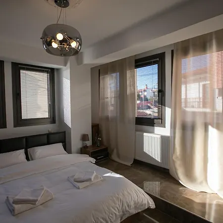Stunning City View Apt & Parking Space At Old Town Thessaloniki
